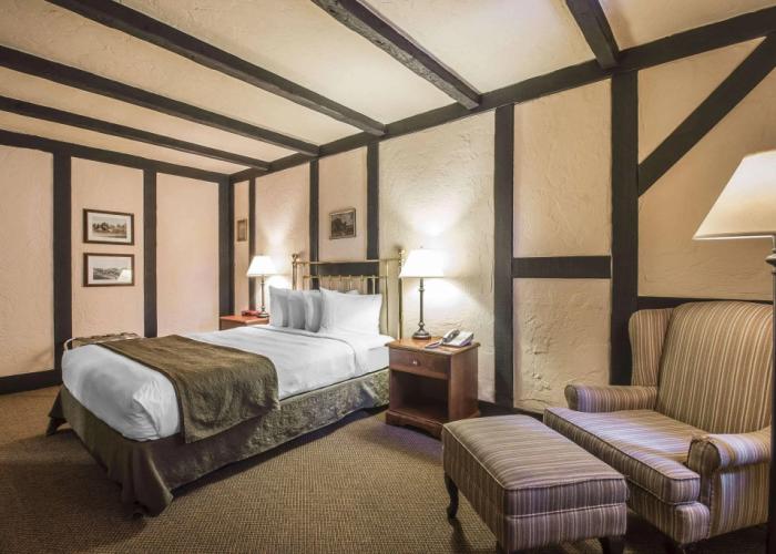 Quality Inn Waddling Dog