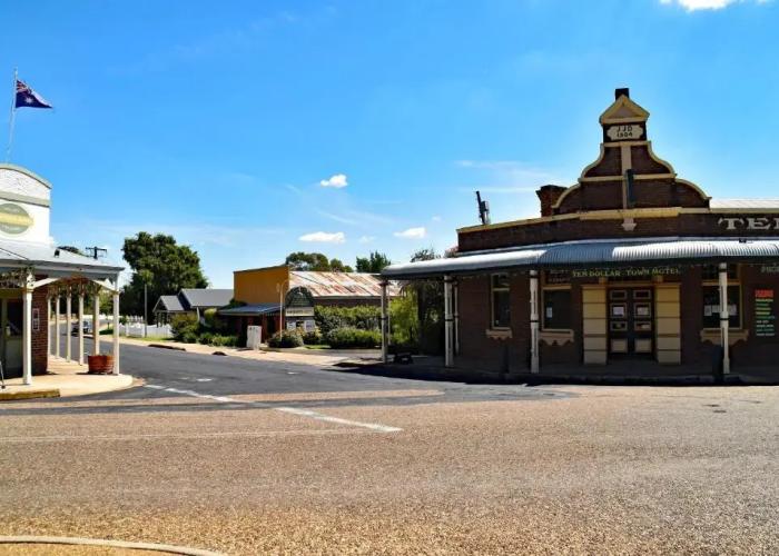 Ten Dollar Town Motel