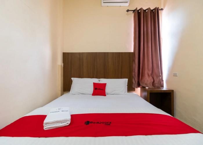 RedDoorz Plus near Ramayana Pematangsiantar
