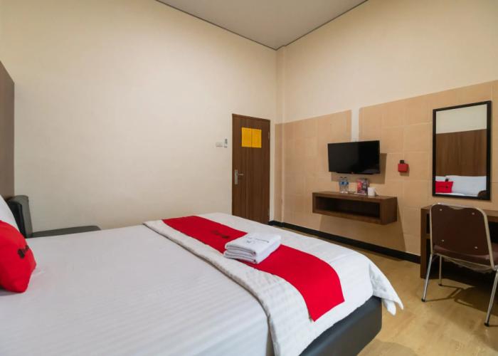 RedDoorz Plus near Ramayana Pematangsiantar