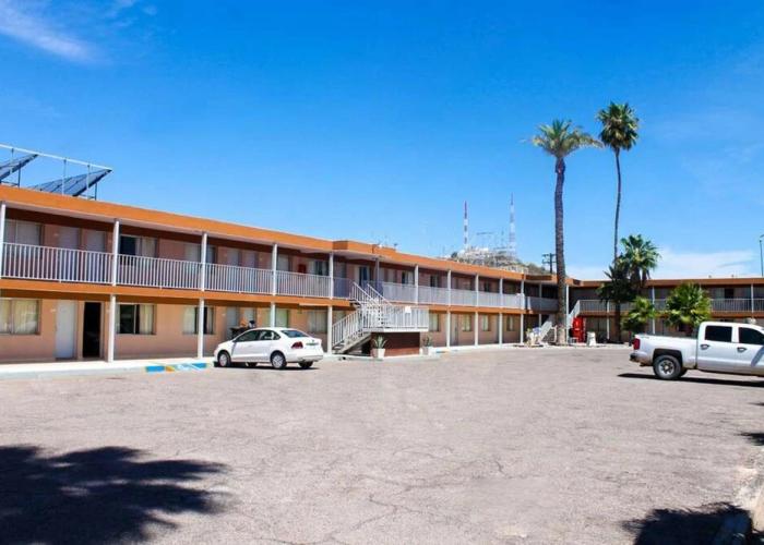 El Camino Hotel & Suites