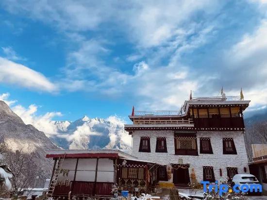 Danba yunshangzangjia Resdrt Hotel