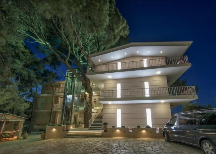 Koukounaria Hotel & Suites