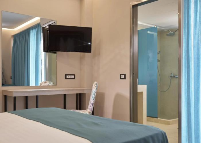 Koukounaria Hotel & Suites