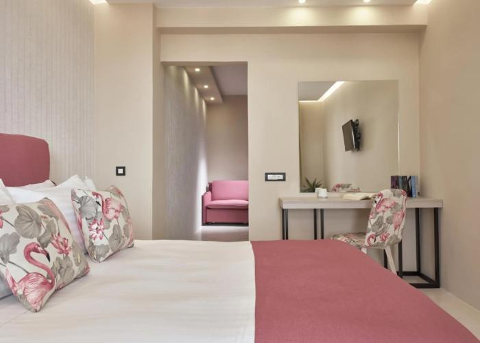 Koukounaria Hotel & Suites