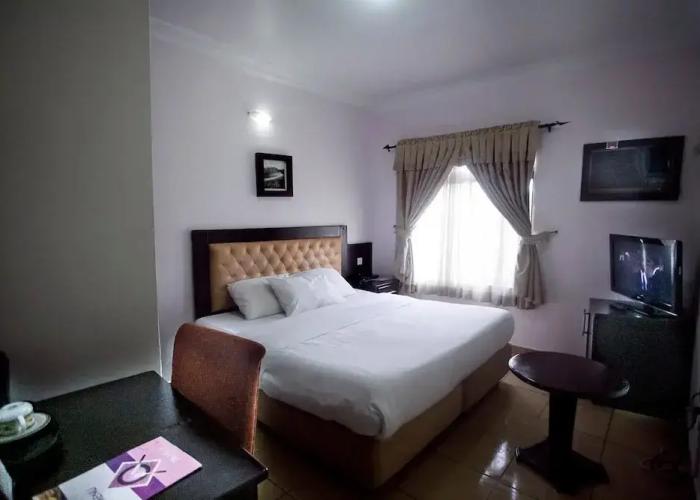Villa Park Hotels