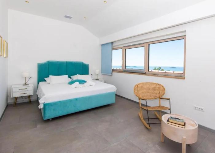 Villa Art Gallery - Six Bedroom Villa with Terrace and Swimming Pool