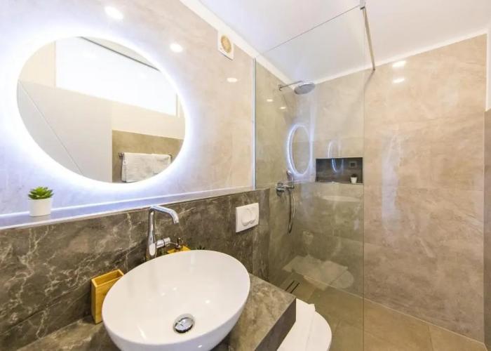 Villa Art Gallery - Six Bedroom Villa with Terrace and Swimming Pool