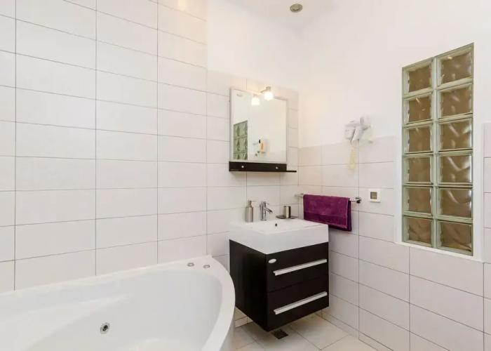Villa Art Gallery - Six Bedroom Villa with Terrace and Swimming Pool
