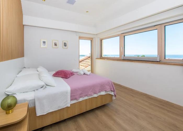 Villa Art Gallery - Six Bedroom Villa with Terrace and Swimming Pool
