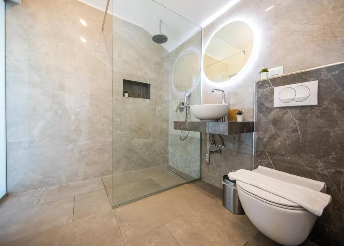 Villa Art Gallery - Six Bedroom Villa with Terrace and Swimming Pool