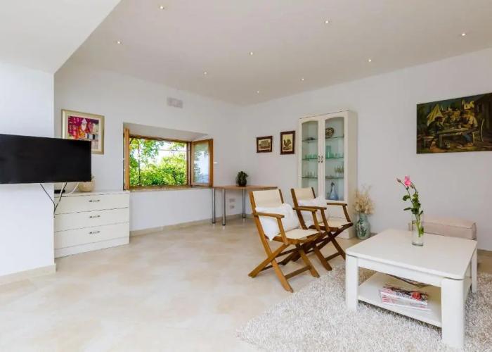Villa Art Gallery - Six Bedroom Villa with Terrace and Swimming Pool