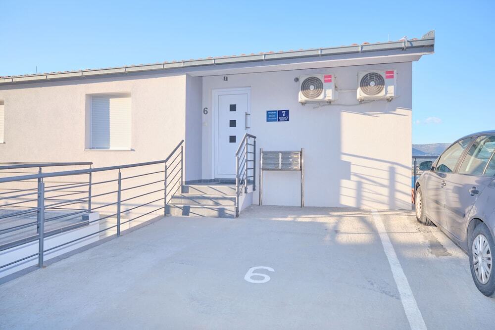 Queen's Lodge Mastrinka by Litto