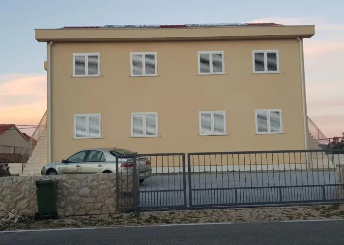 Contemporary Apartment in Neviđane near Sea