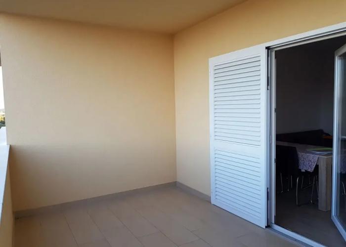 Contemporary Apartment in Neviđane near Sea