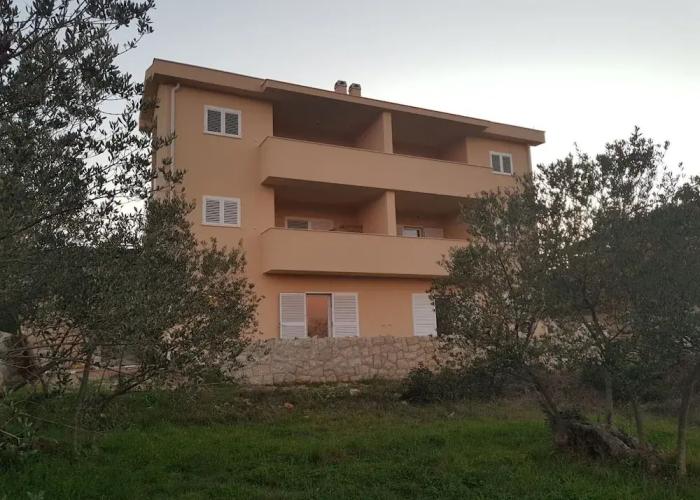 Contemporary Apartment in Neviđane near Sea