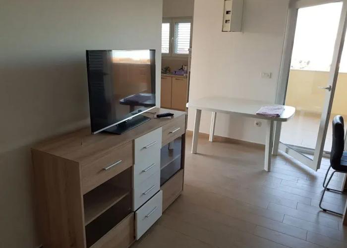 Contemporary Apartment in Neviđane near Sea