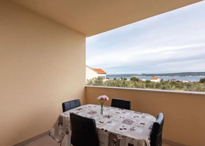 Simplistic Apartment in Neviđane with Balcony