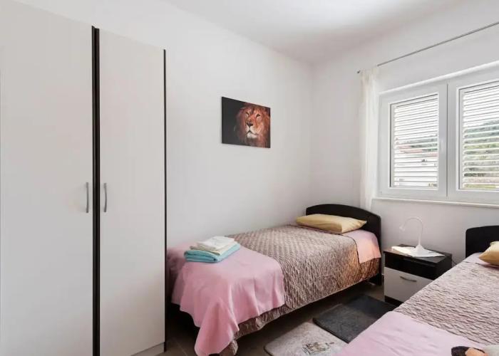 Simplistic Apartment in Neviđane with Balcony