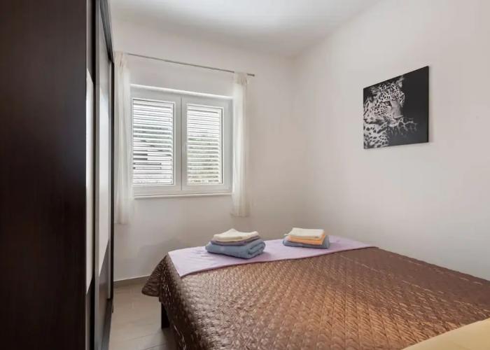 Simplistic Apartment in Neviđane with Balcony