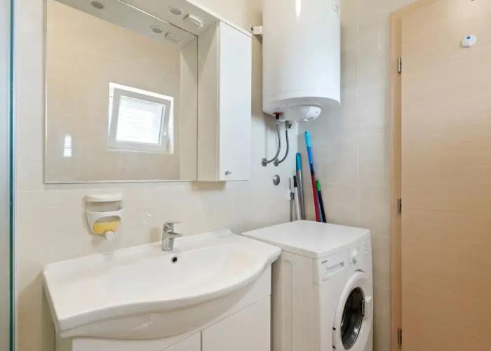 Simplistic Apartment in Neviđane with Balcony