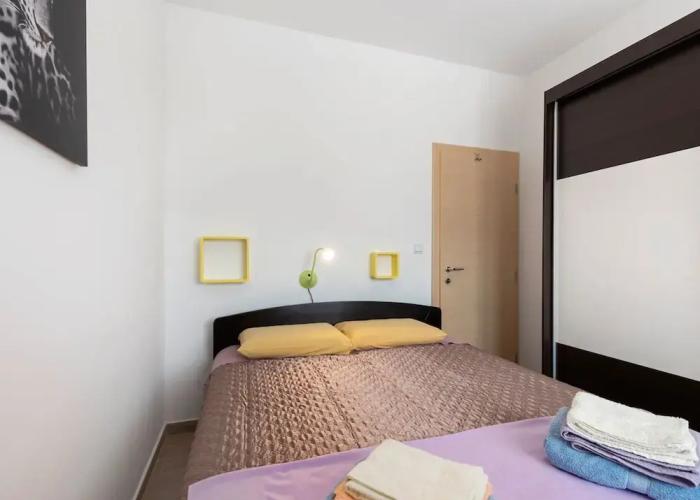 Simplistic Apartment in Neviđane with Balcony