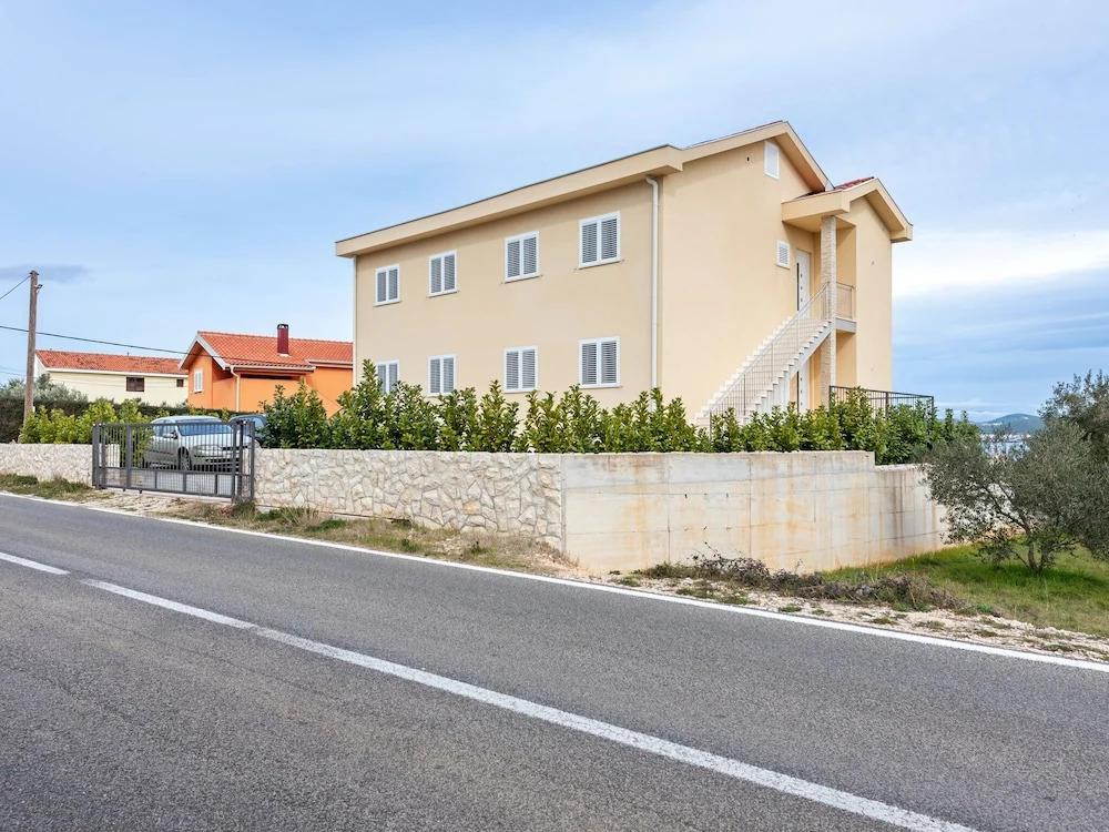 Simplistic Apartment in Neviđane near Sea Beach