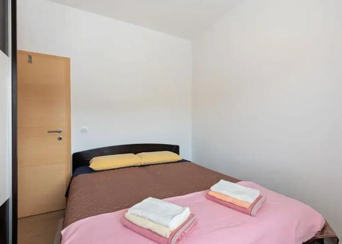Simplistic Apartment in Neviđane near Sea Beach