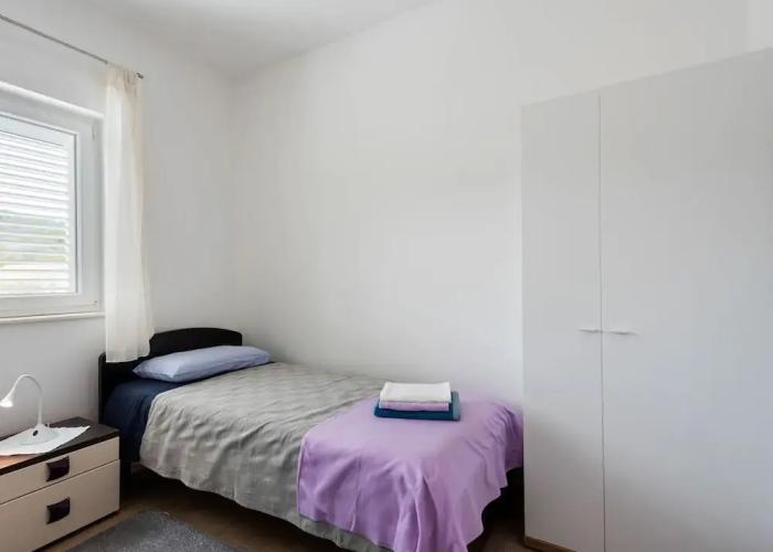 Simplistic Apartment in Neviđane near Sea Beach