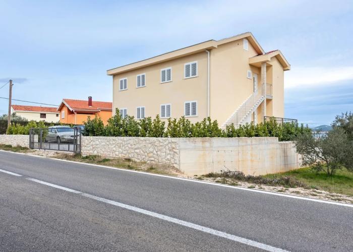 Simplistic Apartment in Neviđane near Sea Beach