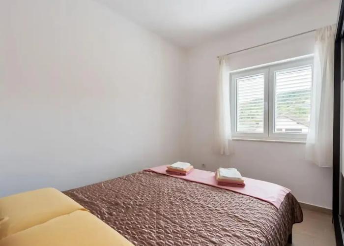 Simplistic Apartment in Neviđane near Sea Beach