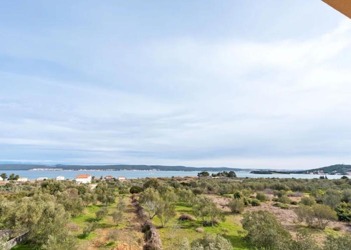 Simplistic Apartment in Neviđane near Sea Beach