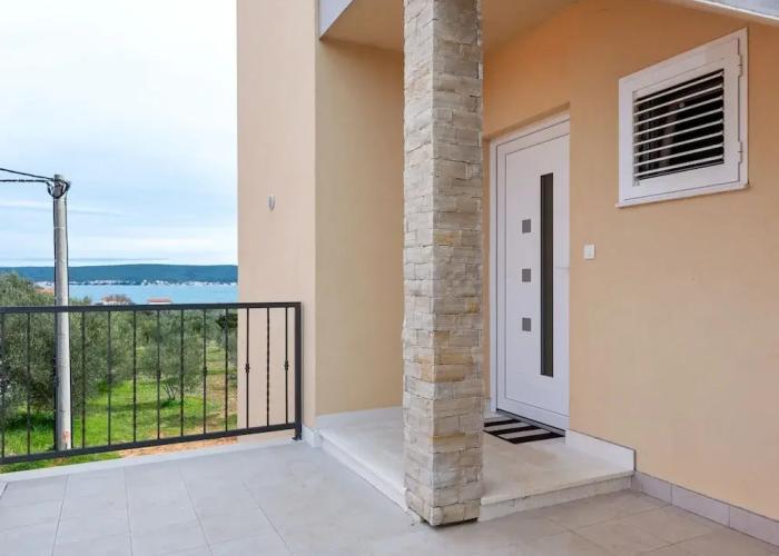 Simplistic Apartment in Neviđane near Sea