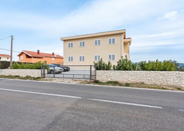 Simplistic Apartment in Neviđane near Sea