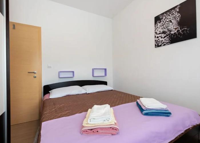 Simplistic Apartment in Neviđane near Sea