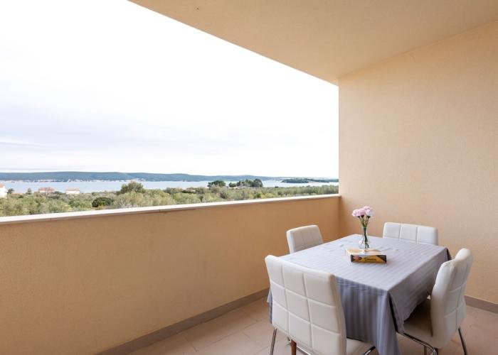 Simplistic Apartment in Neviđane near Sea