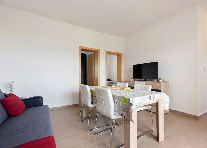 Simplistic Apartment in Neviđane near Sea