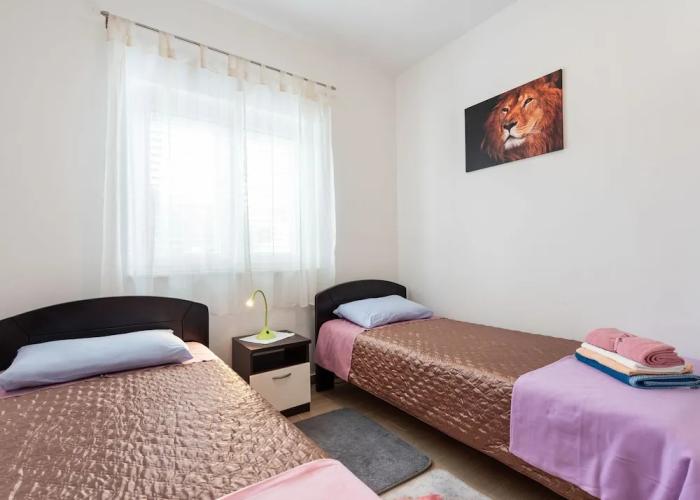 Simplistic Apartment in Neviđane near Sea