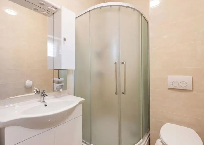 Simplistic Apartment in Neviđane near Sea