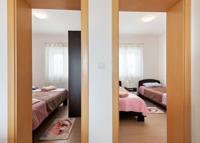 Simplistic Apartment in Neviđane near Sea