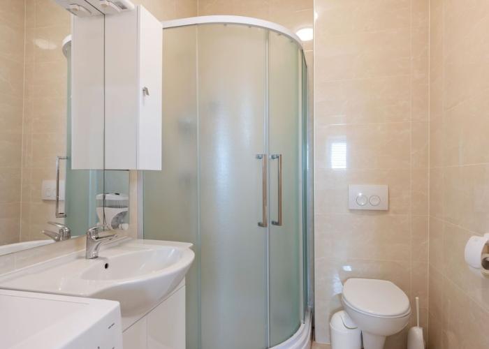 Simplistic Apartment in Neviđane near Sea