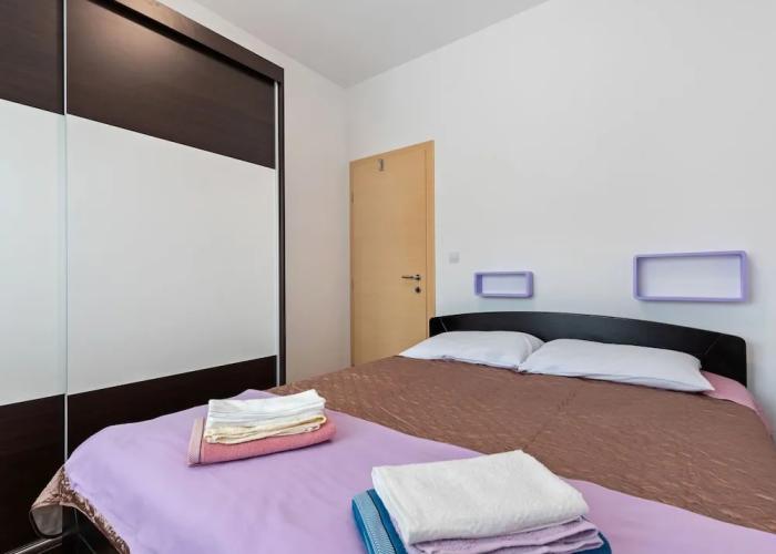 Simplistic Apartment in Neviđane near Sea