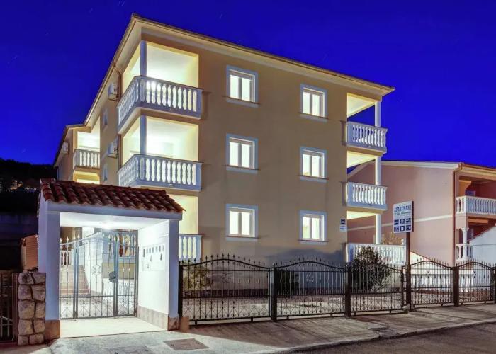 Alluring Apartment in Dramalj with Hot Tub
