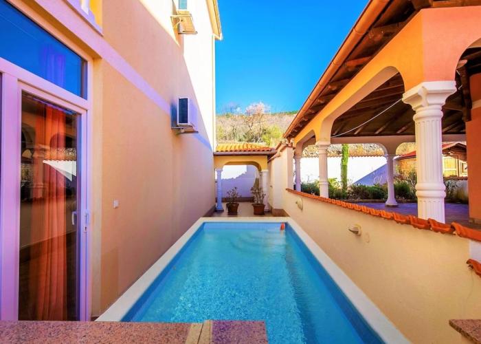 Alluring Apartment in Dramalj with Hot Tub
