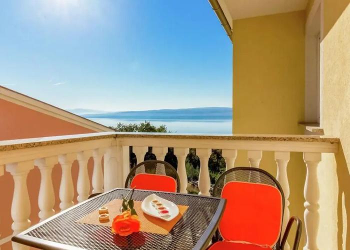 Alluring Apartment in Dramalj with Hot Tub