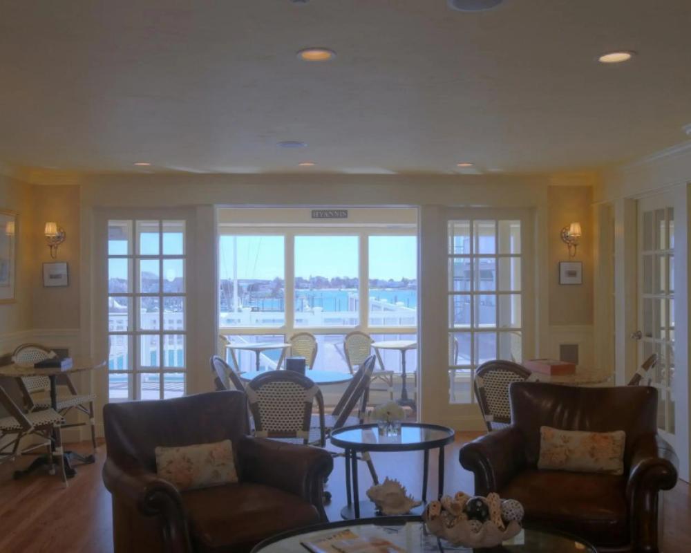 Anchor In Distinctive Waterfront Lodging