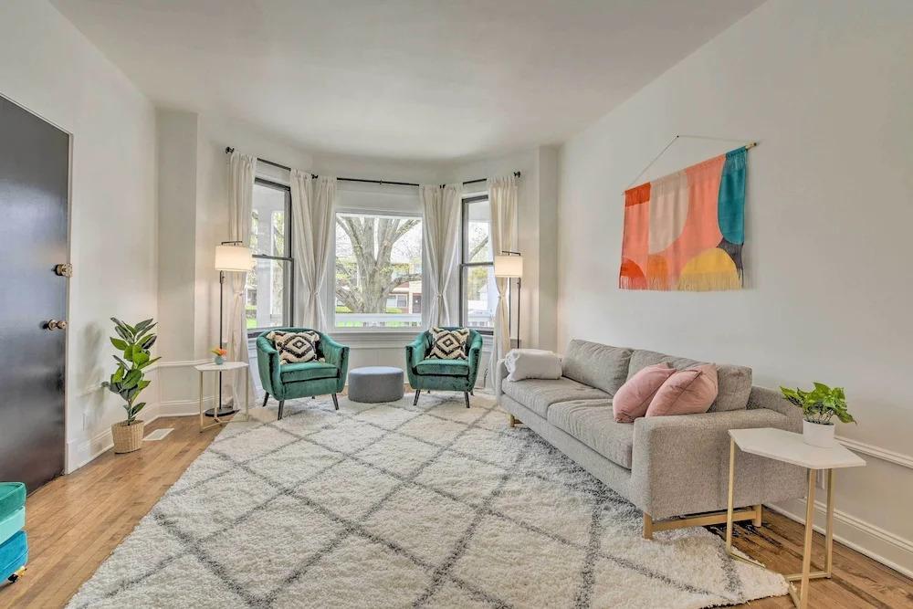 Spacious Oak Park Home, 11 Mi to Downtown Chicago!