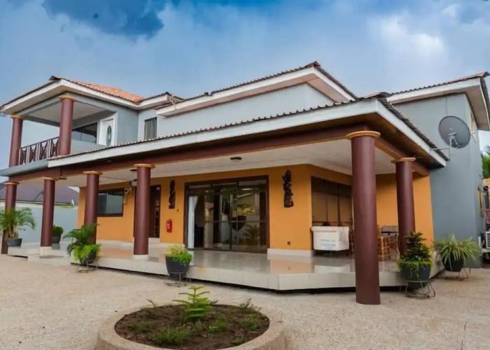 Ampric GuestHouse and Lounge