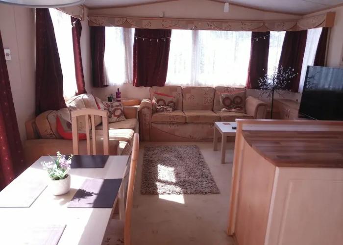 Cozy Camber Caravan 3 Bedroom Retreat With Decking