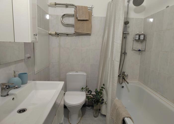 Tryokhkomnatnye U Ekspoforuma I Pushkina Apartments